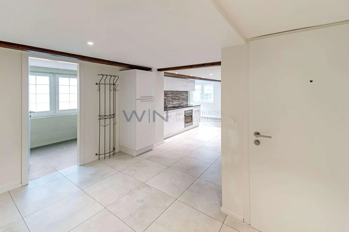 Küche; fliesenboden, küchengeräte, tageslicht, renoviert