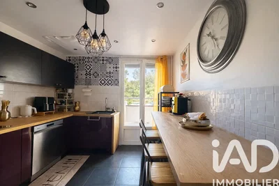 Kuhinja; kućanski aparati, prirodna svjetlost, moderan stil