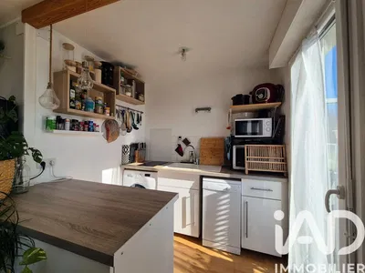 Kuhinja; kuhinjski aparati, prirodno svjetlo, moderni stil