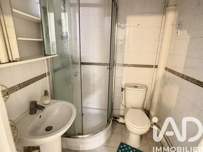 Bagno; pavimento in piastrelle, necessita ristrutturazione, luce naturale