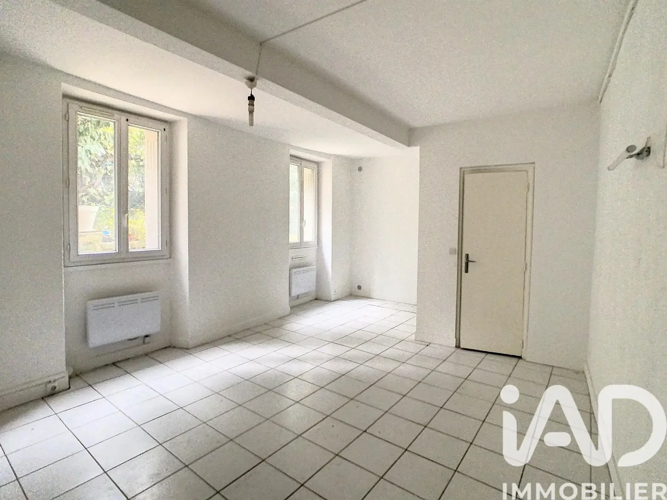 Altro; pavimento in piastrelle, luce naturale