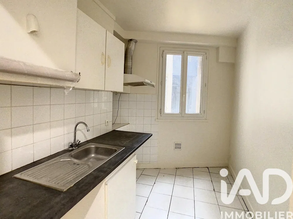 Cucina; pavimento in piastrelle, necessita ristrutturazione
