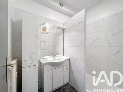 Banyo; fayans zemin, tadilatlı, doğal ışık, modern stil
