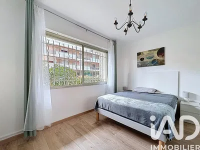 Yatak odası; manzara, ahşap zemin, doğal ışık, modern stil