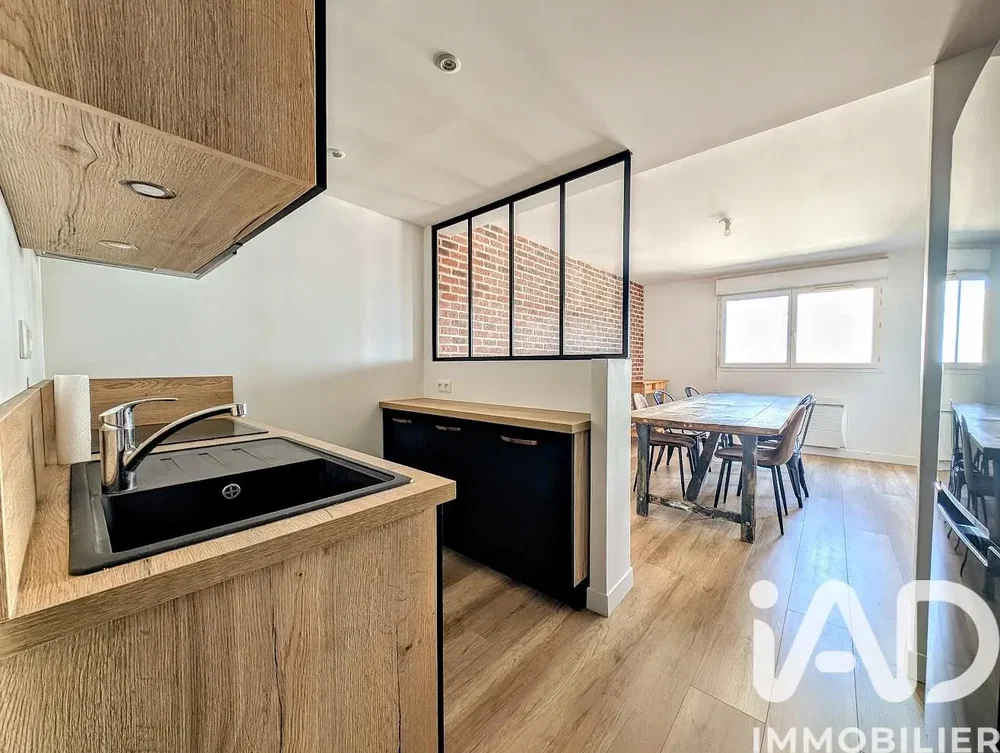 Kuhinja; drveni pod, prirodno svjetlo