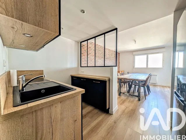 Cocina; suelo de madera, luz natural