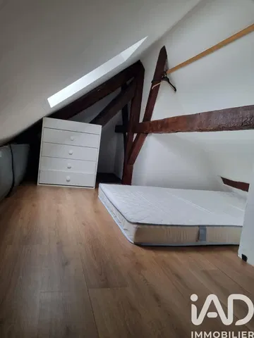 Dormitorio; suelo de madera, luz natural