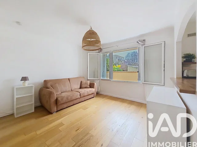 Living room; wood floor, natural light, modern style, view