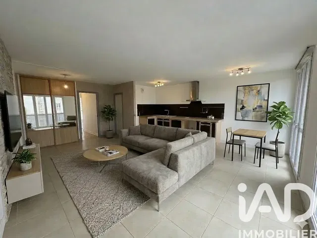 Salón; suelo de baldosas, luz natural, estilo moderno