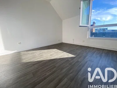 Спаваћа соба; поглед, дрвени под, природно светло