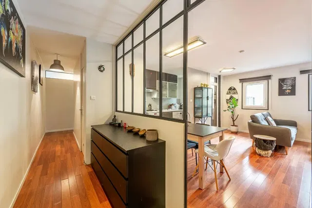 Salón; suelo de madera, luz natural