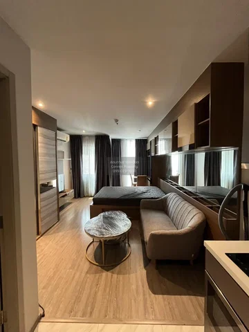 Camera da letto; pavimento in legno, luce naturale, stile moderno