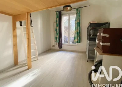 Spavaća soba; drveni pod, prirodna svjetlost