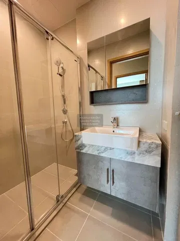 Badezimmer; fliesenboden, renoviert, tageslicht, moderner stil