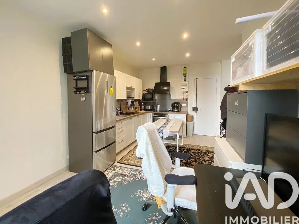 Kuhinja; kućanski aparati, prirodna svjetlost, moderan stil