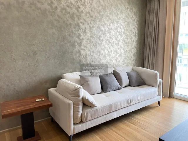 Soggiorno; pavimento in legno, luce naturale, stile moderno