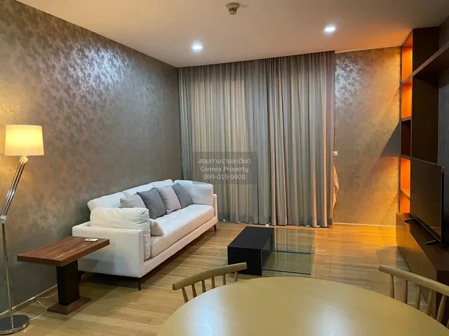 Soggiorno; stile moderno, pavimento in legno, luce naturale