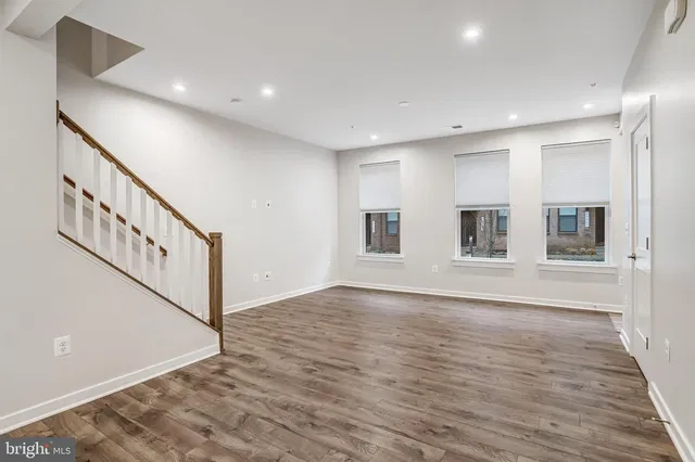 Living room; wood floor, natural light, modern style