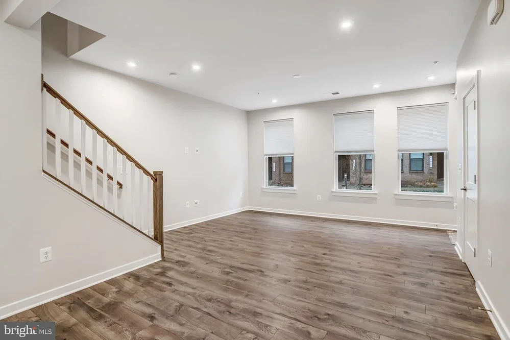 Soggiorno; pavimento in legno, luce naturale, stile moderno