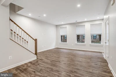 Soggiorno; pavimento in legno, luce naturale, stile moderno