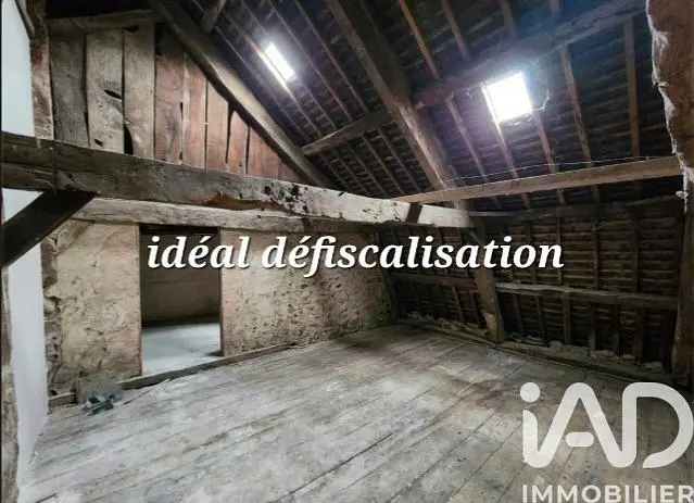 Cave; poutres en bois, parquet, nécessite rénovation