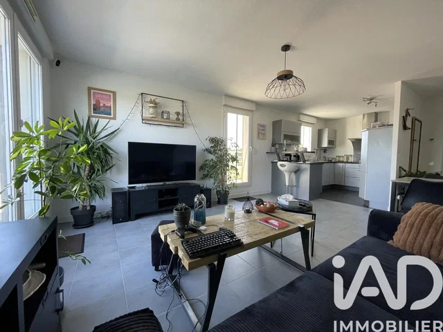 Salón; suelo de baldosas, luz natural, estilo moderno