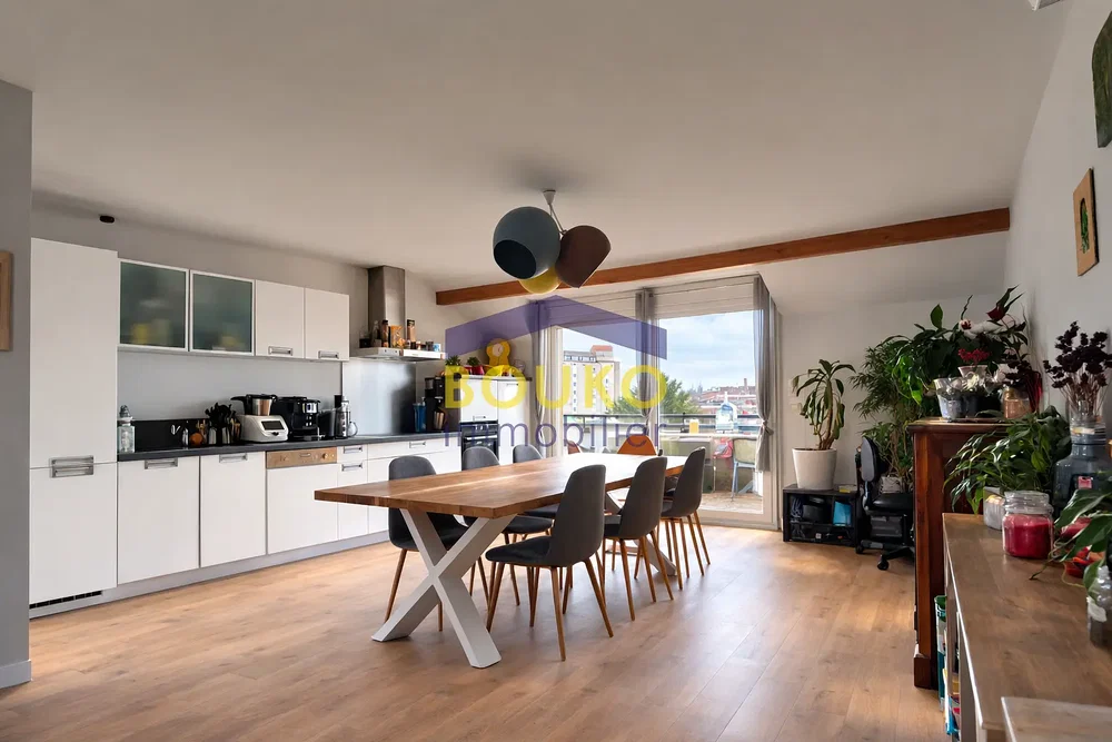 Mutfak; mutfak aletleri, doğal ışık, modern stil, ahşap zemin