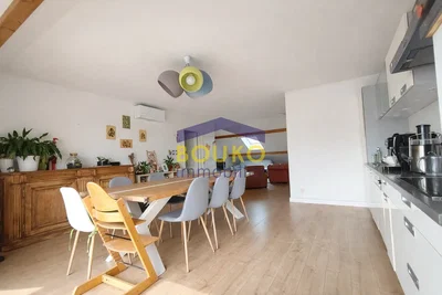 Mutfak; mutfak aletleri, doğal ışık, modern stil, ahşap zemin