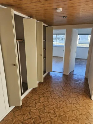 Спаваћа соба; дрвени под, плочице, природно светло