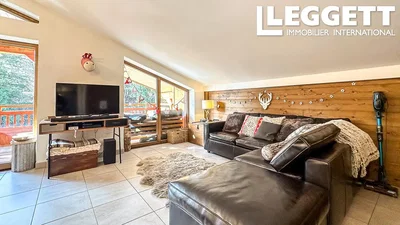 Salon; vue, poutres en bois, carrelage, lumière naturelle, style rustique