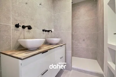 Banyo; fayans zemin, tadilatlı, doğal ışık, modern stil