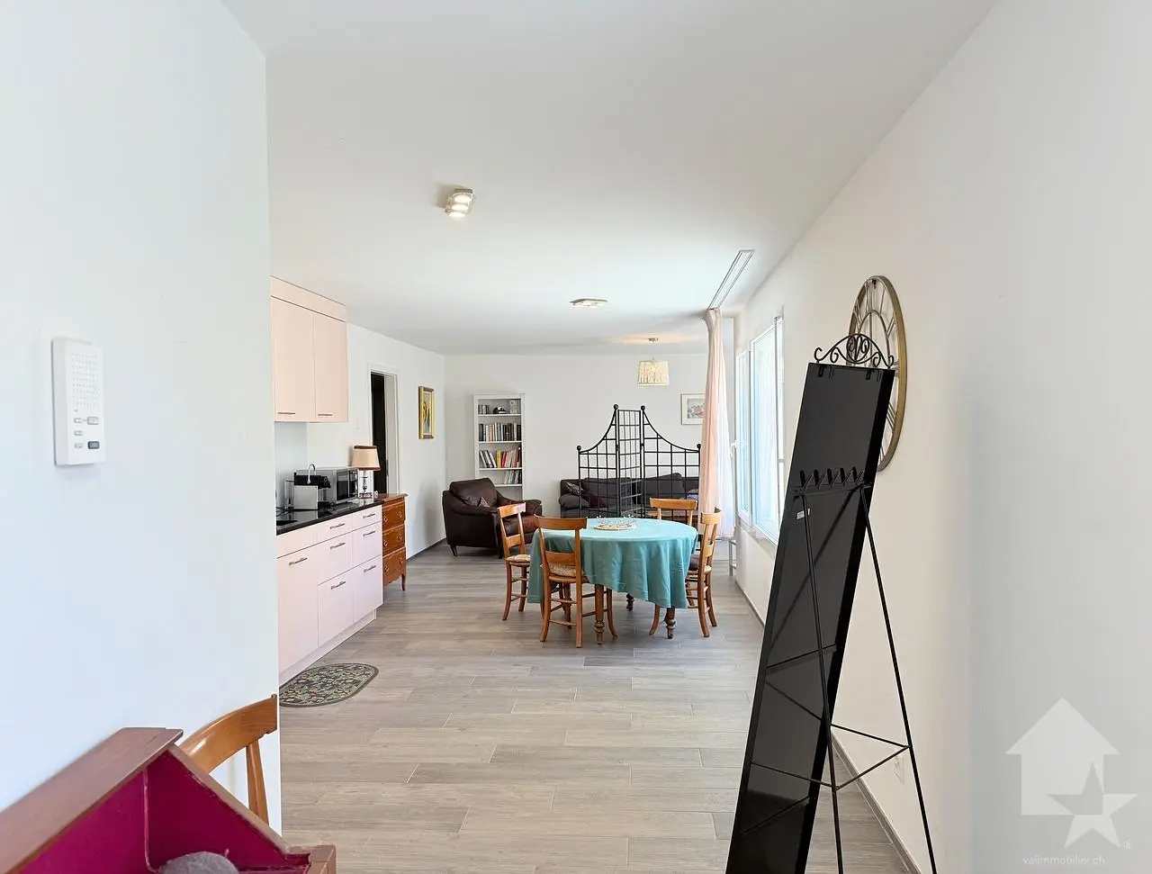 Woonkamer; keukenapparatuur, natuurlijk licht, moderne stijl, tegelvloer