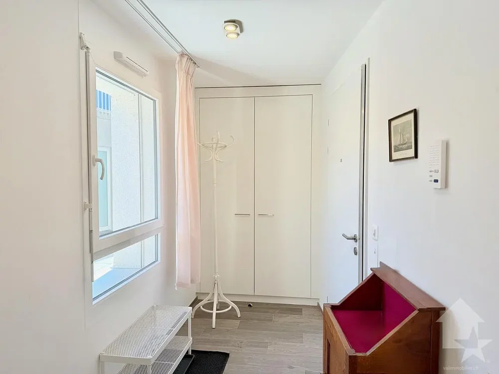 Garderobe; natuurlijk licht, tegelvloer