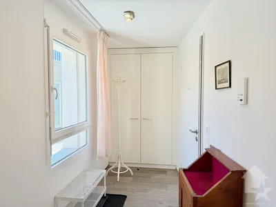 Garderobe; natuurlijk licht, tegelvloer