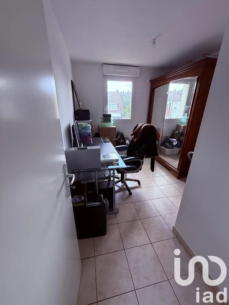 Chambre; carrelage, nécessite rénovation, lumière naturelle