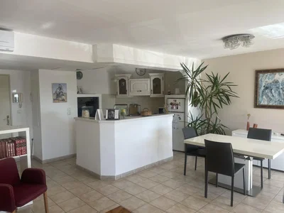 Cuisine; carrelage, électroménager, lumière naturelle
