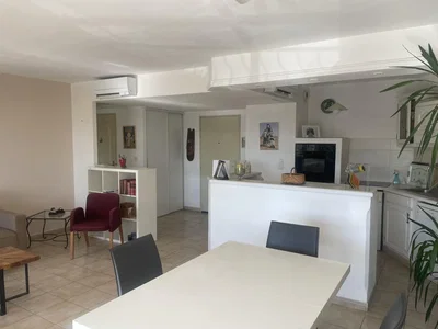 Cuisine; carrelage, électroménager, lumière naturelle