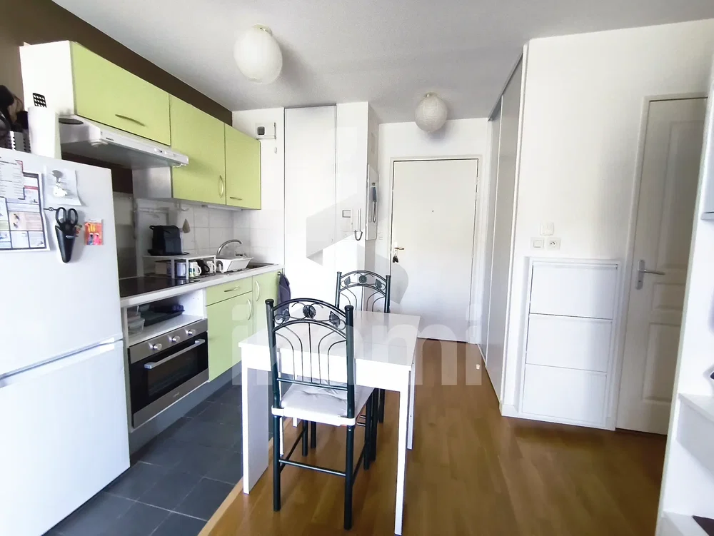 Cuisine; électroménager, carrelage, parquet, lumière naturelle