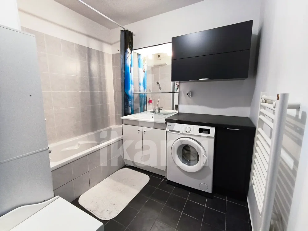 Salle de bain; carrelage, rénové, lumière naturelle, style moderne