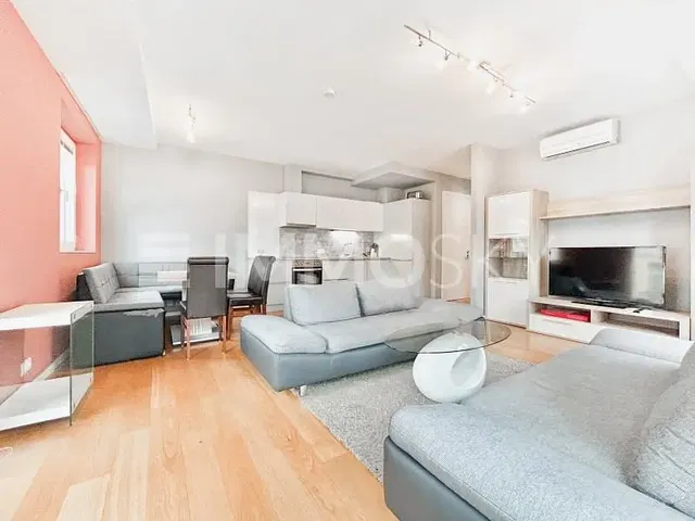 غرفة معيشة; ضوء طبيعي, أرضية خشبية, أسلوب عصري