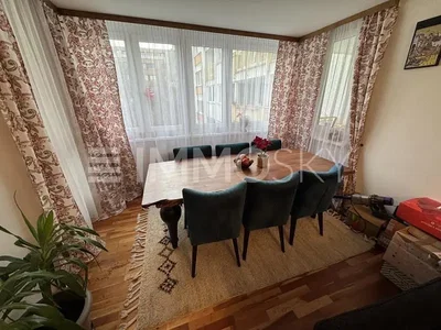 Трпезарија; дрвени под, природно светло