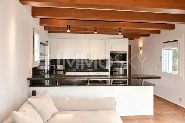 Kuchyňa; drevené trámy, dlažba, prirodzené svetlo, moderný štýl