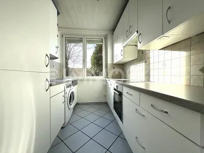 Кухиња; кухињски апарати, плочице, природно светло, модерни стил