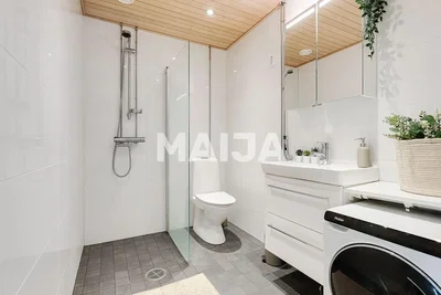 Salle de bain; carrelage, rénové, lumière naturelle