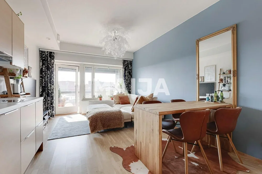 Obývací pokoj; dřevěná podlaha, přirozené světlo, moderní styl