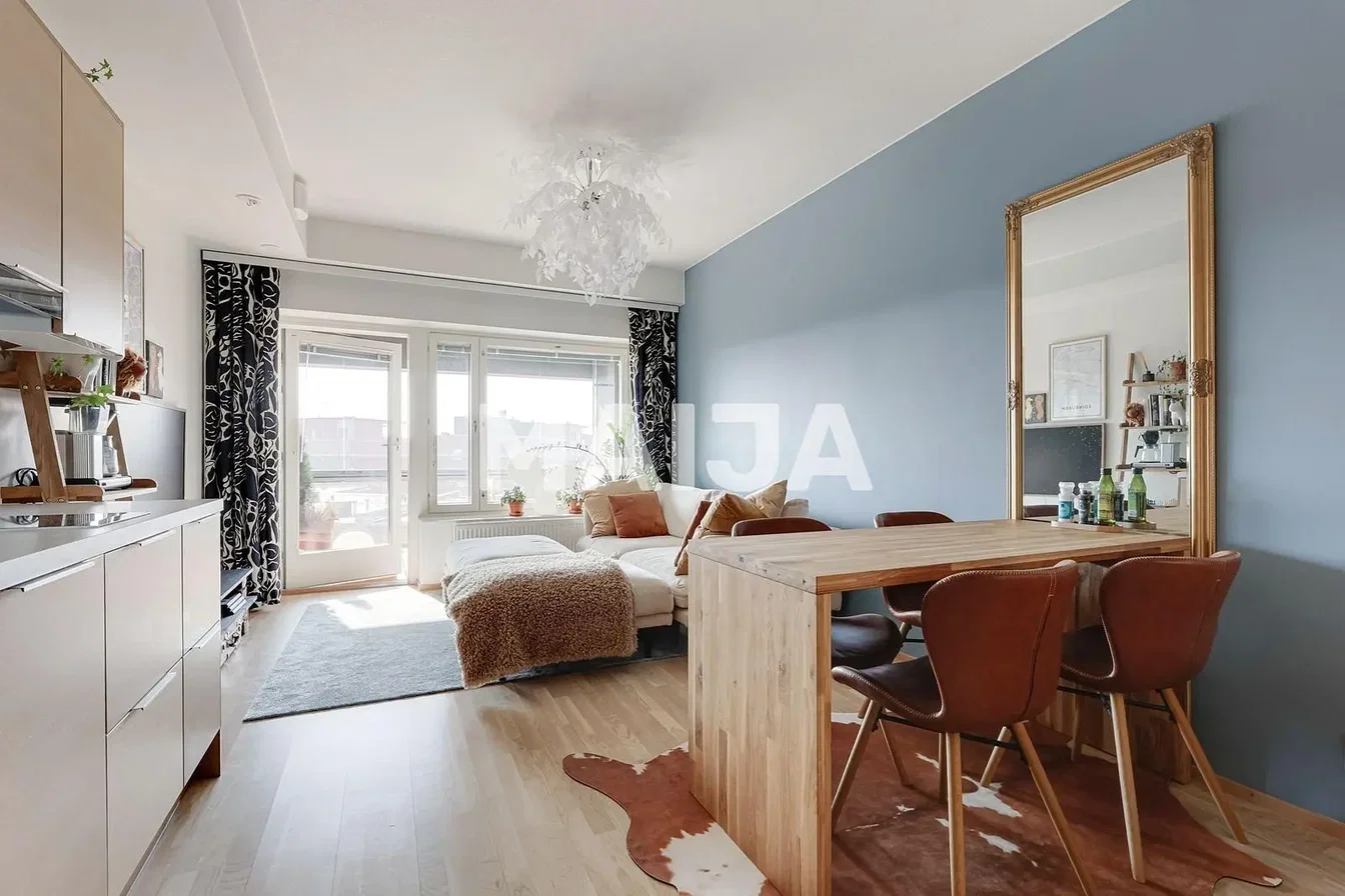 Obývací pokoj; dřevěná podlaha, přirozené světlo, moderní styl