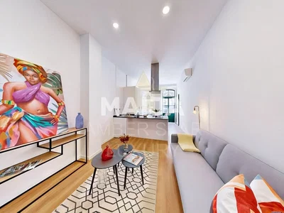 Дневна соба; модерни стил, дрвени под, природно светло