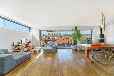 Salón; vista, suelo de madera, luz natural, estilo moderno