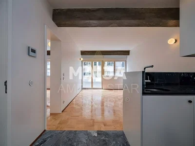 Mutfak; manzara, ahşap zemin, doğal ışık, modern stil