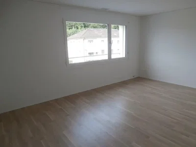 Obývací pokoj; výhled, dřevěná podlaha, přirozené světlo